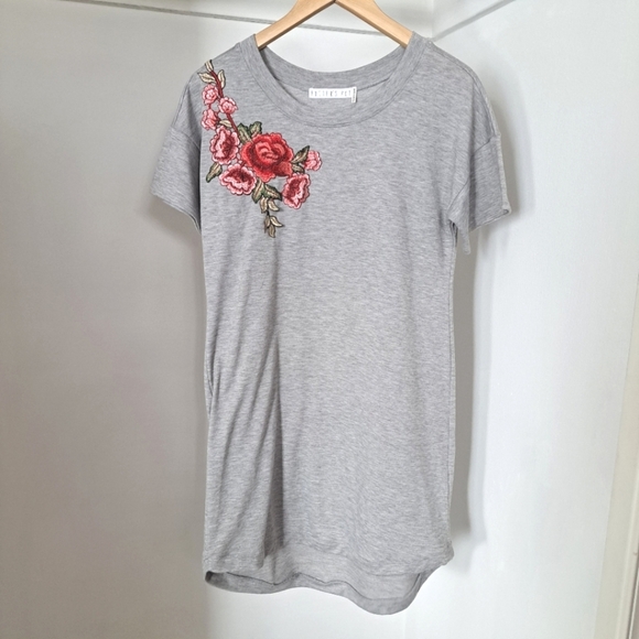 Potters pot | Grey t shirt dress with beautiful embroidered rose flowers - Picture 3 of 11